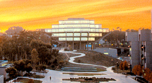 одно из зданий UC San Diego