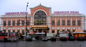 ларьки перед зданием Савеловского вокзала