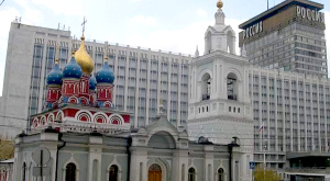 Храм Георгия Победоносца на улице Варварка и гостиница «Россия»