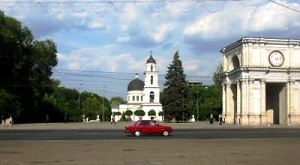 триумфальная арка в центре Кишинева