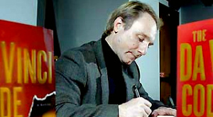 Дэн Браун раздает автографы