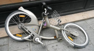 пострадавший от рук вандалов велосипед Velib`