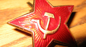 значок с серпом и молотом