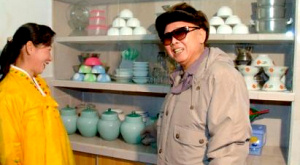 северокорейский лидер Ким Чен Ир в местном магазине
