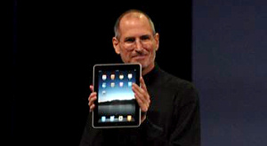 Стив Джобс с планшетом iPad