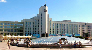 станция метро «Площадь Ленина» на площади Независимости в Минске