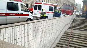машины скорой помощи у выхода со станции метро «Лубянка»