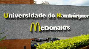 вывеска Университета гамбургера McDonald’s в Бразилии