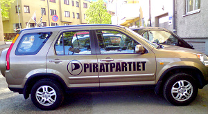 машина с эмблемой Пиратской партии Швеции