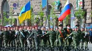украинские и российские военные на Крещатике