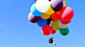 Джонатан Трапп на воздушных шариках