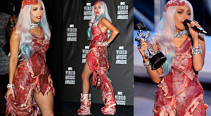Леди Гага в мясном платье