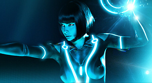 одна из фотографий модели Playboy в стиле «Трона»