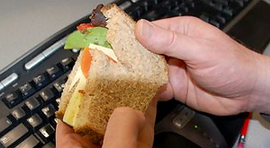 Привычка обедать за компьютером способствует перееданию