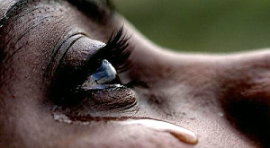 Женские слезы снижают половое влечение мужчин