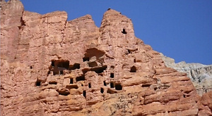 рукотворные пещеры в непальских Гималаях