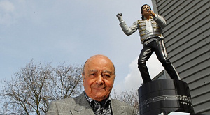 Мохаммед аль-Файед рядом с памятником Майклу Джексону