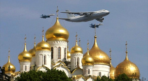 самолеты в небе над Красной площадью