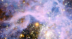 звезда VFTS 682 и скопление R136 (внизу справа)