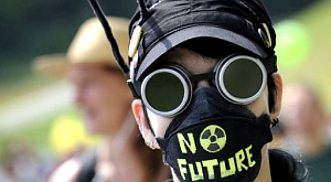 швейцарские демонстранты, выступающие за отказ от атомной энергии