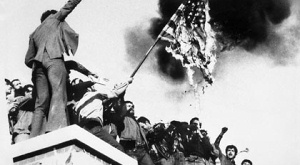 игранцы жгут американский флаг на крыше посольства США