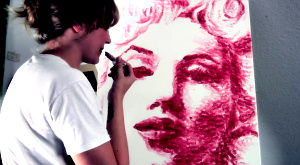 нарисованный поцелуями портрет Мэрилин Монро