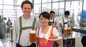 Михаэль Шоттенхамель с китайской разносчицей пива
