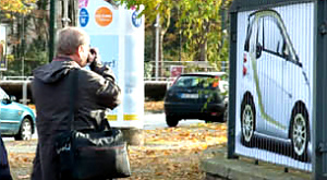 реклама Smart Fortwo ED на заборе