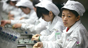 рабочие на заводе Foxconn 