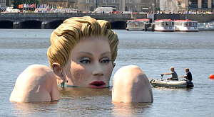 блондинка в озере Бинненальстер