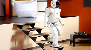 робот ASIMO демонстрирует свою способность ходить по лестнице