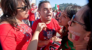 мексиканцы и американцы на футбольном матче