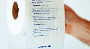 пример записей из Twitter, напечатанных на туалетной бумаге