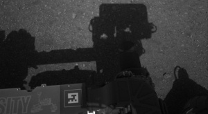 вид на марсоход сверху, полученный с навигационной камеры