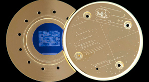 кремниевый диск, готовый к отправке в космос