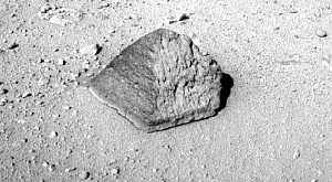 камень Джейк Матеевик, названный в честь одного из создателей Curiosity, скончавшегося 20 августа 2012 года