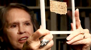 Карен Кинг с найденным папирусом
