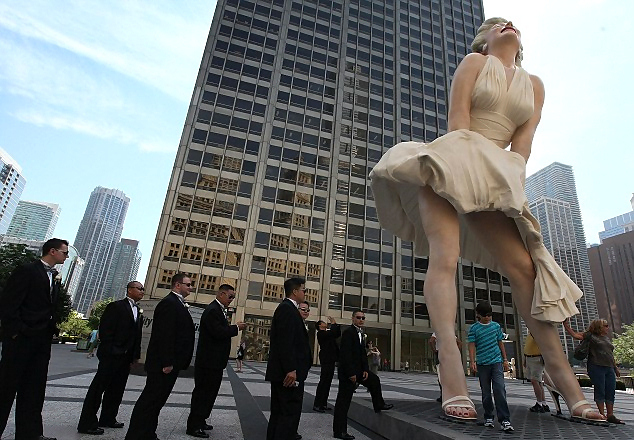 Гигантская статуя Мэрилин Монро в Чикаго