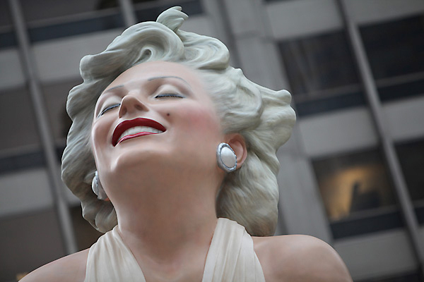 Гигантская статуя Мэрилин Монро в Чикаго