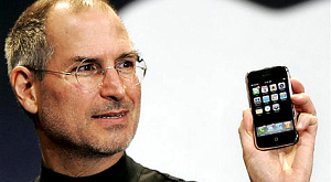 Стив Джобс с iPhone