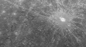 фрагмент фоторгафии Меркурия с кратерами Матабей и Дебюсси