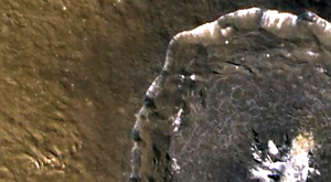 переданный зондом снимок меркурианского кратера Дега диаметром 52 километра
