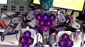 робот Bioloid с чувстствительными пластинами