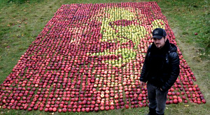 портрет Стива Джобса из яблок