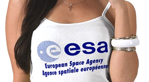 логотип ESA на футболке