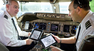 пилоты American Airlines с планшетами iPad