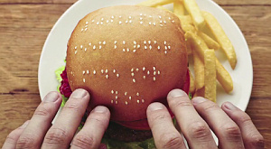 бургер Wimpy с надписью для слепых из кунжутных семян