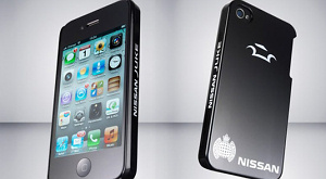 iPhone в чехле Nissan