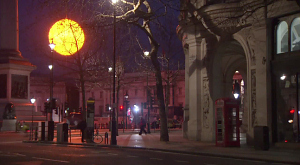 искусственное солнце Tropicana на Трафальгарской площади в Лондоне