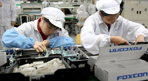 рабочие на заводе Foxconn
